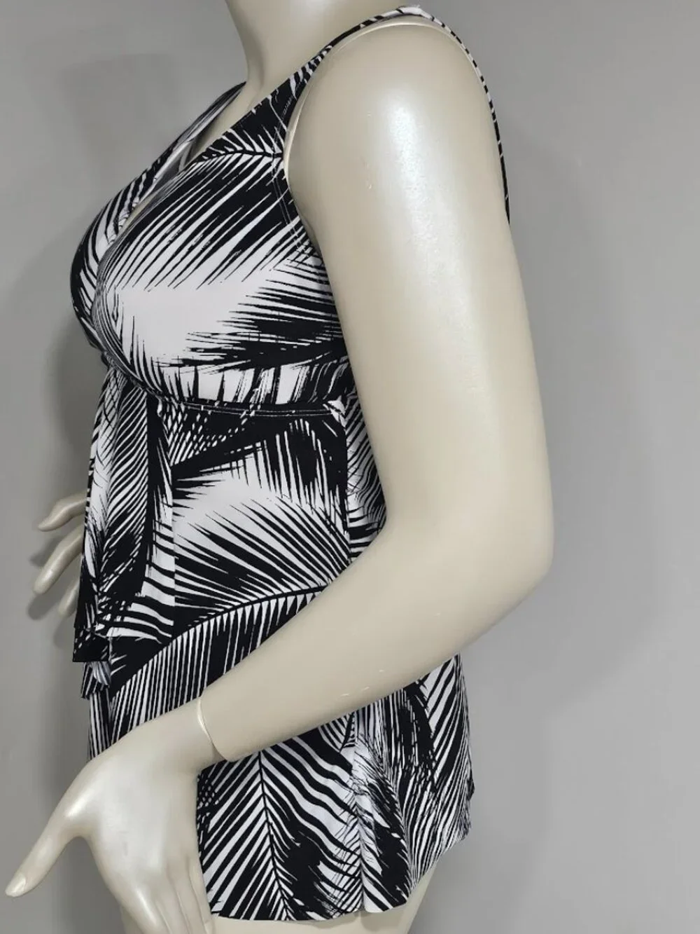 Beyond Control Giving Attitude Tropical-Print Tankini Top